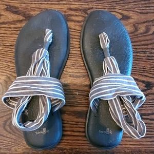 Sanuk grey and white strap sandals. Euc. Size 9